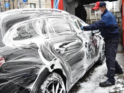 手洗い洗車はタップリの泡で車体全体を洗い上げます！(｀・ω・´)