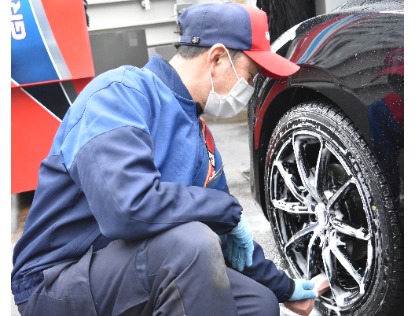 タイヤの隙間もしっかり洗い上げます！(｀・ω・´)