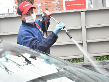 洗い上げたら高圧ジェットノズルで泡と汚れを洗い流します！('ω')