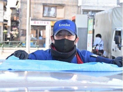 洗い上げたら高圧ジェットノズルで泡と汚れを洗い流します！('ω')