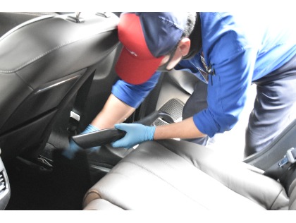 当店自慢のプレミアム室内清掃！車内の汚れを隅々までこそげ取ります！(; ･`д･´)