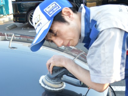 綺麗にした車をコーティング！バフで薬剤をシッカリ塗り込んでゆきます！(ﾟДﾟ)ﾉ