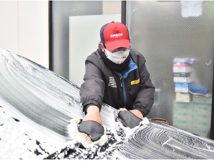 手洗い洗車はタップリの泡で車体全体を洗い上げます！(｀・ω・´)