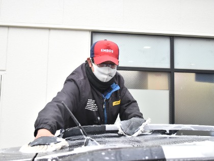 屋根の上の頑固な汚れも念入りに洗います！