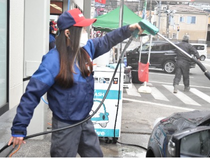洗い上げたら高圧ジェットノズルで泡と汚れを洗い流します！('ω')