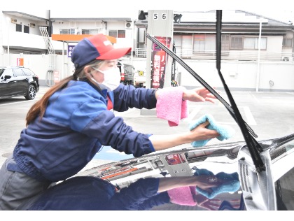 ワイパーについた水滴も丁寧に拭き取ります(=ﾟωﾟ)ﾉ