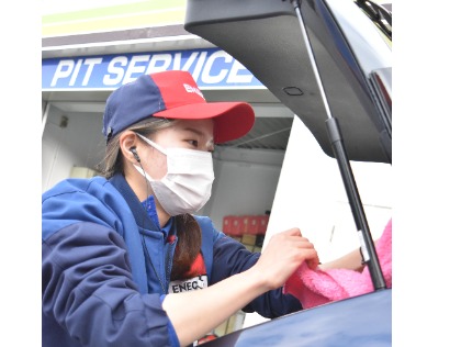 お客様がトランクを開けた際に濡れない様、隙間の水滴も拭き取ります‼(^^)/