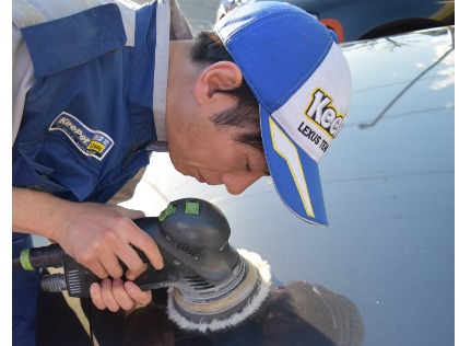 綺麗にした車をコーティング！バフで薬剤をシッカリ塗り込んでゆきます！(ﾟДﾟ)ﾉ