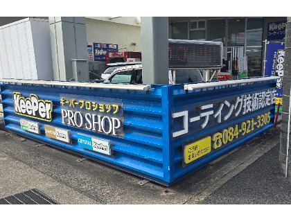 交差点にあるこの看板が目印です