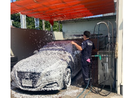 もこもこの泡で洗車します！