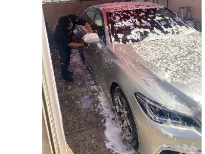 お客様のお車を真心込めて洗います！