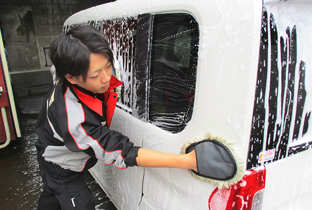 写真：手洗い洗車をしている様子